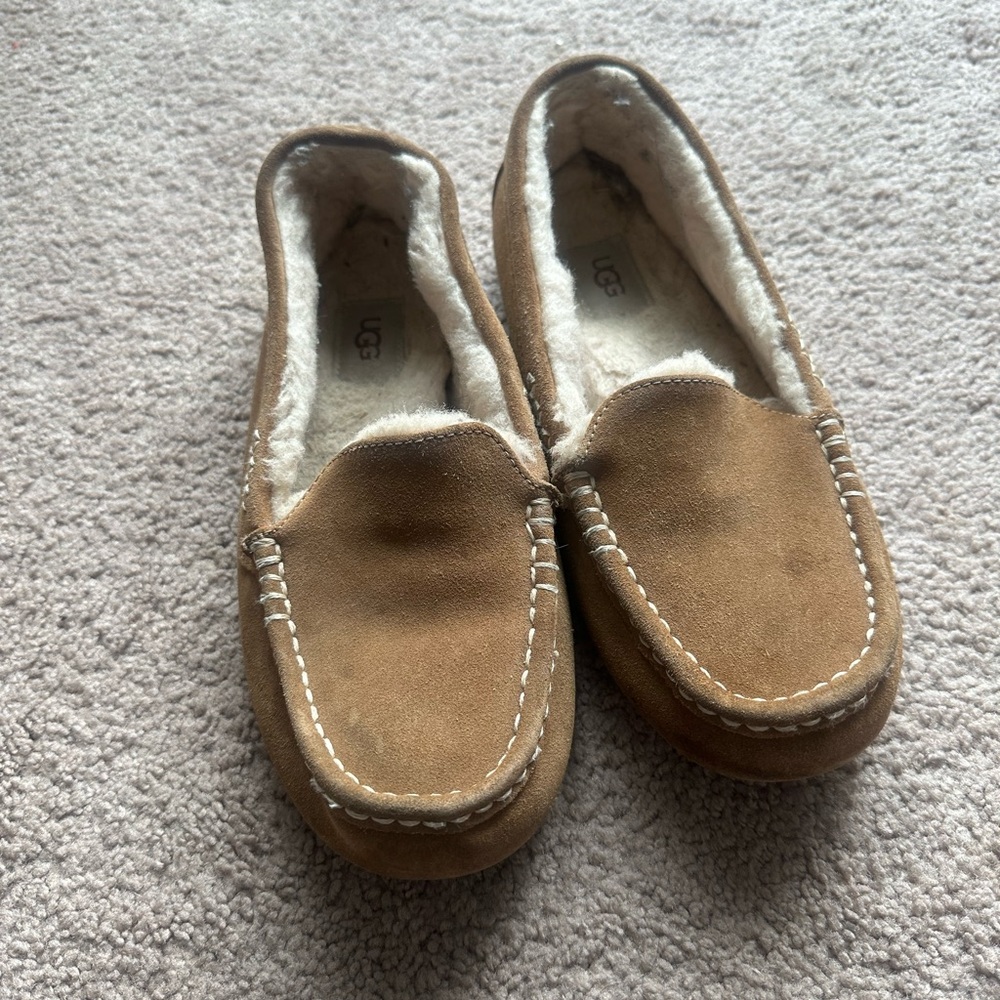 UGG Slippers/moccasins Woman’s 9